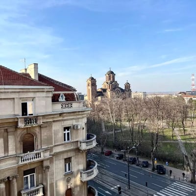 Long-term rental of a bright 3-bedroom apartment in Belgrade with a view of Tašmajdan Park