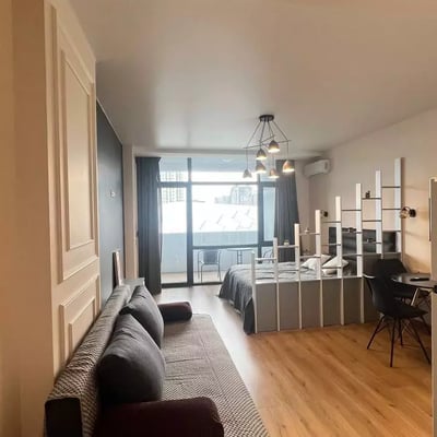 Se alquila un amplio estudio de largo plazo con vista al estadio en Batumi