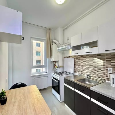 Alquiler a largo plazo de apartamento de dos dormitorios en Bucarest, complejo "Militari Residence", calle Ilie Petre 88