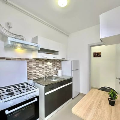 Alquiler a largo plazo de apartamento de dos dormitorios en Bucarest, complejo "Militari Residence", calle Ilie Petre 88