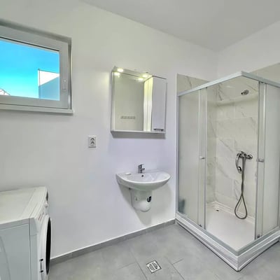 Alquiler a largo plazo de apartamento de dos dormitorios en Bucarest, complejo "Militari Residence", calle Ilie Petre 88