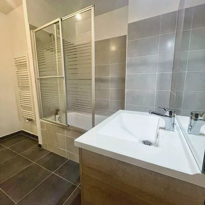 Long-term rental of a 3-room apartment with a terrace in Montfermeil, France