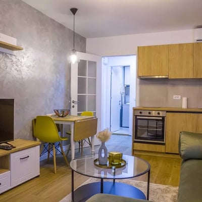 Alquiler a largo plazo, acogedor apartamento de dos habitaciones en Nuevo Belgrado