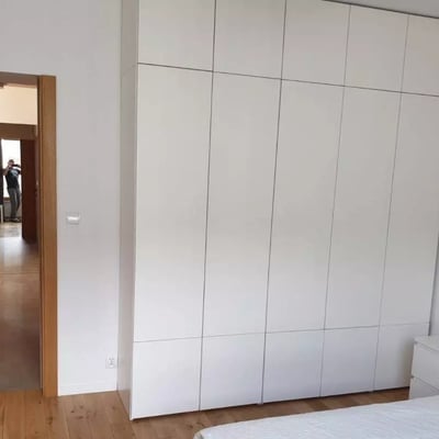 Long-term rental of a spacious three-room apartment with a balcony and parking in Grzegórzki, Kraków