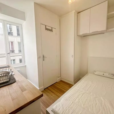 Long-term rental studio in Paris 15th district, private toilet