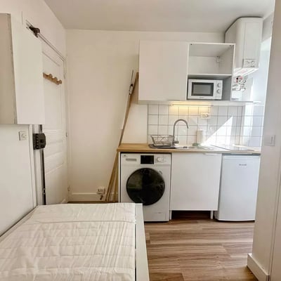 Long-term rental studio in Paris 15th district, private toilet