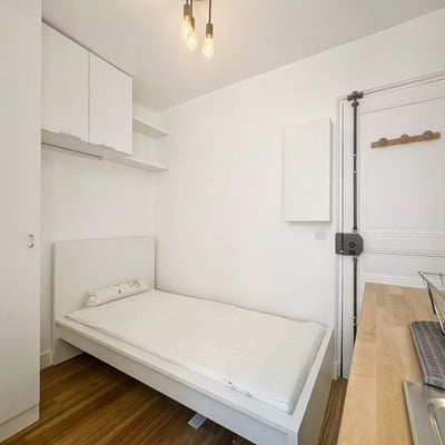Long-term rental studio in Paris 15th district, private toilet