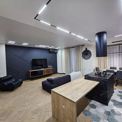 Alquiler a largo plazo de piso nuevo de dos dormitorios en Batumi cerca del Parque 6 de Mayo