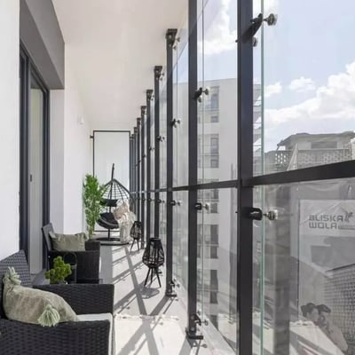 Долгосрочная аренда стильной квартиры с террасой в районе Wola (Варшава), паркинг включён в цену