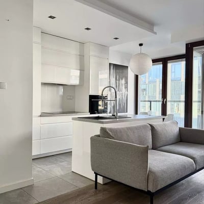 Долгосрочная аренда уютной 2-комнатной квартиры с балконом и паркингом в районе Wola, Варшава