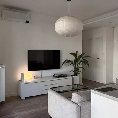 Долгосрочная аренда уютной 2-комнатной квартиры с балконом и паркингом в районе Wola, Варшава