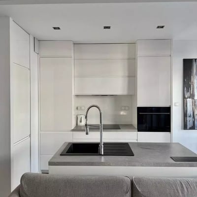 Долгосрочная аренда уютной 2-комнатной квартиры с балконом и паркингом в районе Wola, Варшава