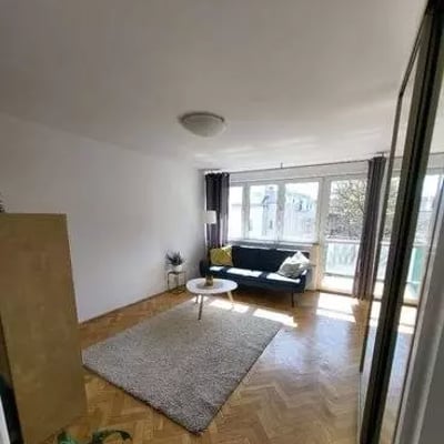 Долгосрочная аренда уютной кавалерки с балконом в центре Варшавы