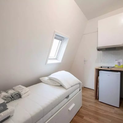 Long-term rental of 10m² studio in the 8th arrondissement of Paris, France