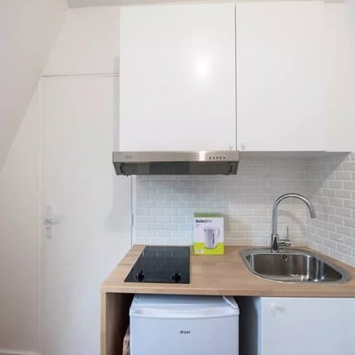 Long-term rental of 10m² studio in the 8th arrondissement of Paris, France