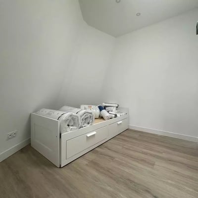 Long-term rental of renovated studio in the 8th arrondissement, Paris, France