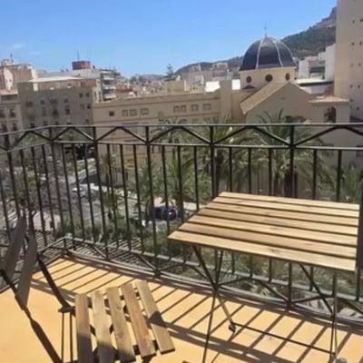 Long-term rental of a renovated 5-bedroom apartment with balcony in Mercado area, Alicante