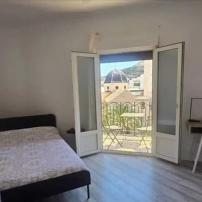 Long-term rental of a renovated 5-bedroom apartment with balcony in Mercado area, Alicante