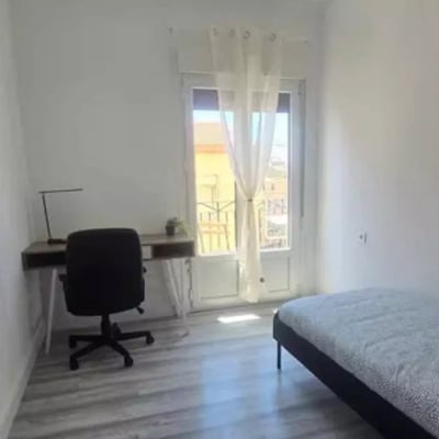 Long-term rental of a renovated 5-bedroom apartment with balcony in Mercado area, Alicante