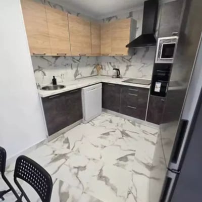 Long-term rental of a renovated 5-bedroom apartment with balcony in Mercado area, Alicante