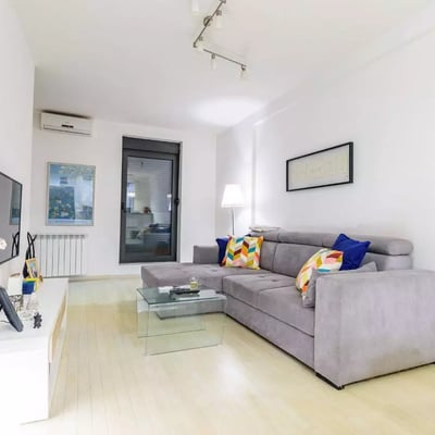 Long-term rental in Belgrade: 2-room apartment, 45 m² with balcony and heating