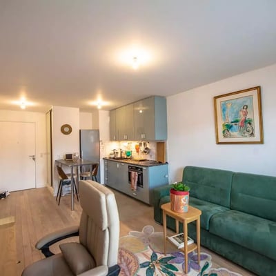 Long-term rental in France: 2-room apartment, 40 m², in Courbevoie with balcony and parking, near Paris