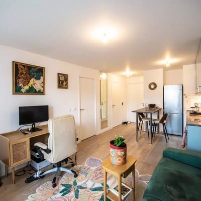 Long-term rental in France: 2-room apartment, 40 m², in Courbevoie with balcony and parking, near Paris