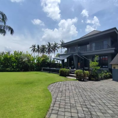 Long-term rental in Bali villa with spacious grounds and pool in Mas area