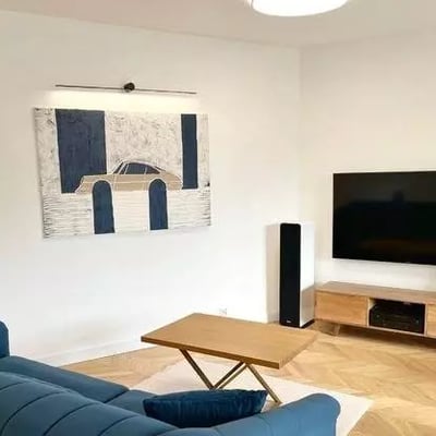 Long-term rental in Warsaw, Wola — 3-room 70 m² apartment with balcony, air conditioning, and smart home system