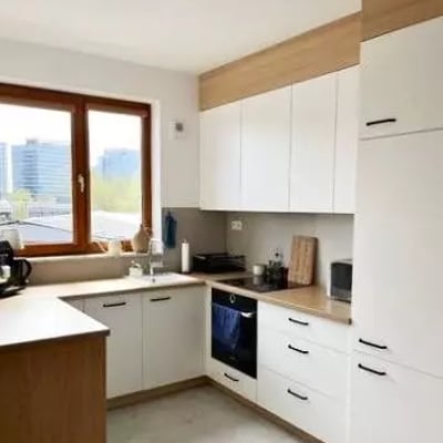 Долгосрочная аренда в Варшаве, Wola — 3-комнатная квартира 70 м² с балконом, кондиционером и системой умного дома