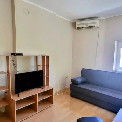 Alquiler a largo plazo en Belgrado — apartamento de 1 ambiente y 35 m² con aire acondicionado y calefacción eléctrica en el barrio de Voždovac