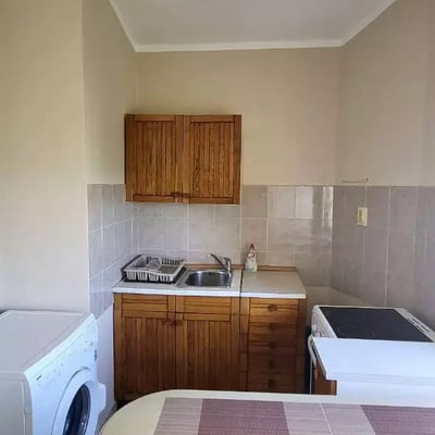 Alquiler a largo plazo en Belgrado — apartamento de 1 ambiente y 35 m² con aire acondicionado y calefacción eléctrica en el barrio de Voždovac