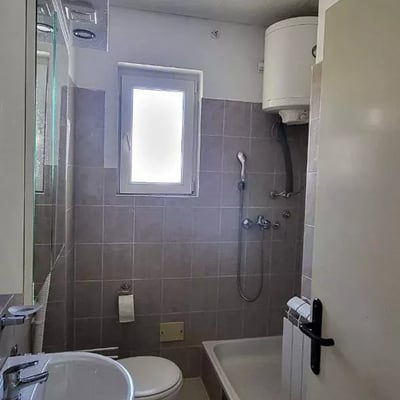 Alquiler a largo plazo en Belgrado — apartamento de 1 ambiente y 35 m² con aire acondicionado y calefacción eléctrica en el barrio de Voždovac