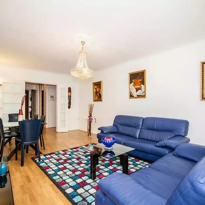 Long-term rental in Paris — 90 m², 3-room apartment with terrace and parking, ground floor