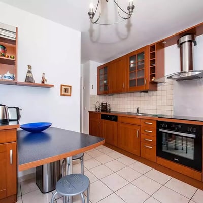 Long-term rental in Paris — 90 m², 3-room apartment with terrace and parking, ground floor