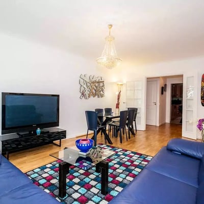 Long-term rental in Paris — 90 m², 3-room apartment with terrace and parking, ground floor