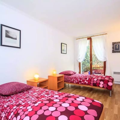 Long-term rental in Paris — 90 m², 3-room apartment with terrace and parking, ground floor