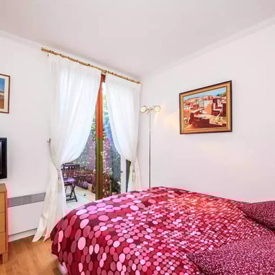 Long-term rental in Paris — 90 m², 3-room apartment with terrace and parking, ground floor