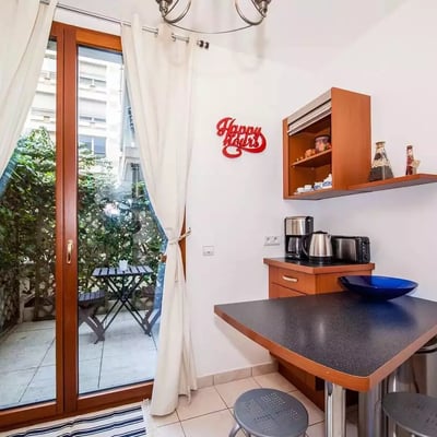 Long-term rental in Paris — 90 m², 3-room apartment with terrace and parking, ground floor