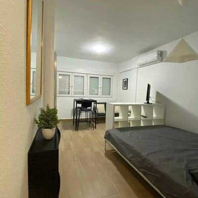 Long-term rental of a renovated studio in Torrevieja on the 4th floor with elevator and parking