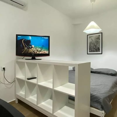 Long-term rental of a renovated studio in Torrevieja on the 4th floor with elevator and parking