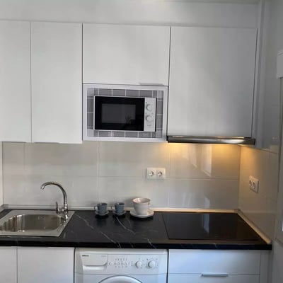 Long-term rental of a renovated studio in Torrevieja on the 4th floor with elevator and parking