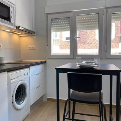 Long-term rental of a renovated studio in Torrevieja on the 4th floor with elevator and parking