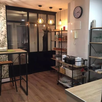 Long-term rental of a spacious 4-bedroom apartment in Alicante with patio, balcony, elevator, and parking near the center and port