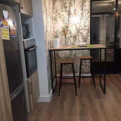 Long-term rental of a spacious 4-bedroom apartment in Alicante with patio, balcony, elevator, and parking near the center and port