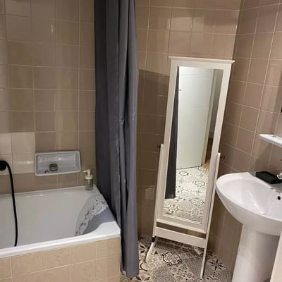 Long-term rental of a spacious 4-bedroom apartment in Alicante with patio, balcony, elevator, and parking near the center and port