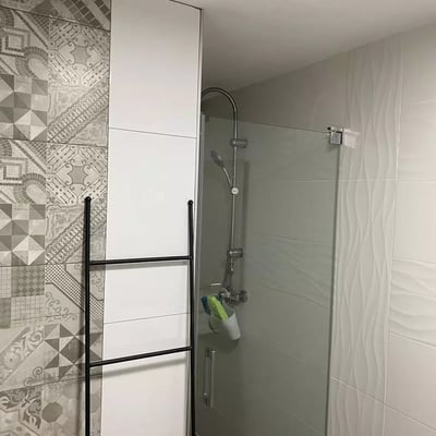 Long-term rental of a spacious 4-bedroom apartment in Alicante with patio, balcony, elevator, and parking near the center and port