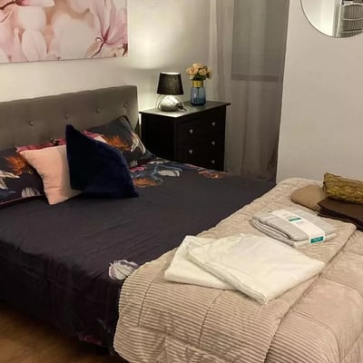 Long-term rental of a spacious 4-bedroom apartment in Alicante with patio, balcony, elevator, and parking near the center and port