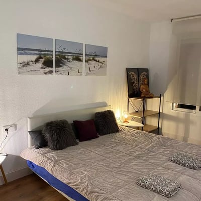 Long-term rental of a spacious 4-bedroom apartment in Alicante with patio, balcony, elevator, and parking near the center and port