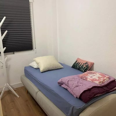 Long-term rental of a spacious 4-bedroom apartment in Alicante with patio, balcony, elevator, and parking near the center and port